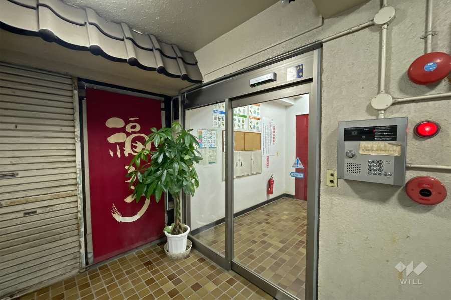 エントランスはオートロック付きです。