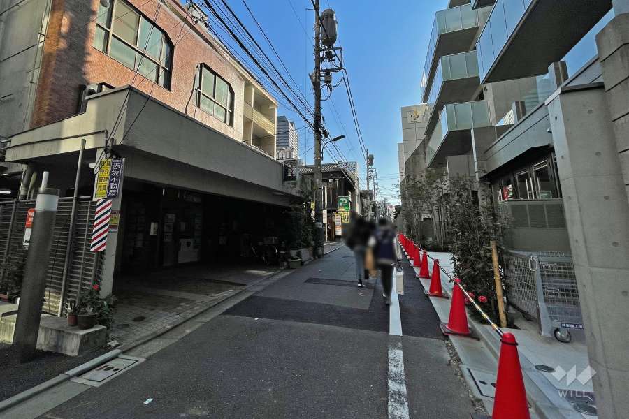 敷地北西側の前面道路（北東側から）