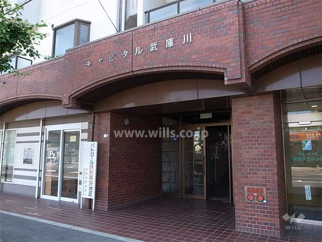 レンガ調タイル張りのエントランス