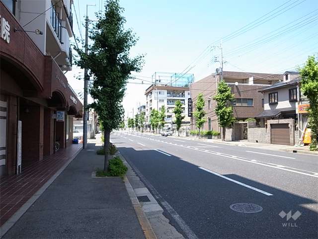 敷地の東側前面道路。4車線のバス通り（県道42号尼崎宝塚線）です。