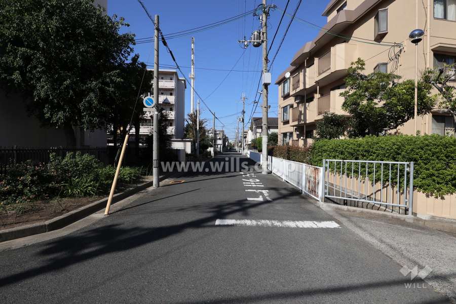 敷地西側の前面道路