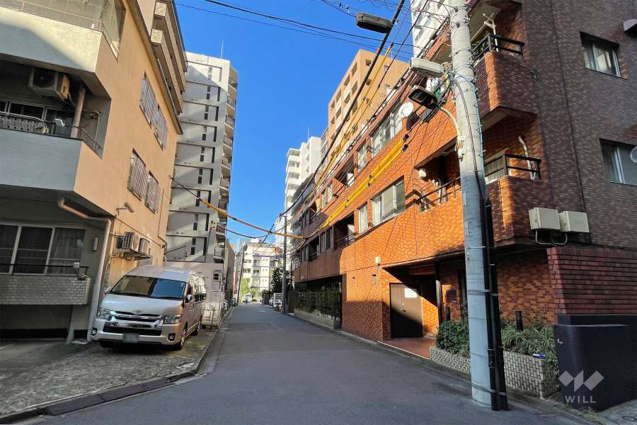 敷地西側の前面道路