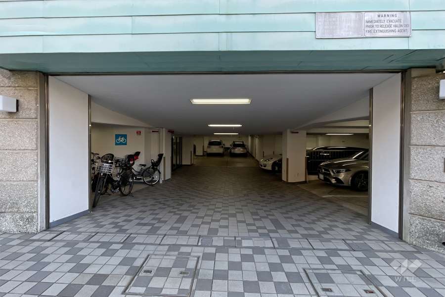 地下駐車場の出入り口
