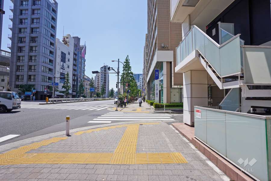 敷地東側の前面道路（北側から）