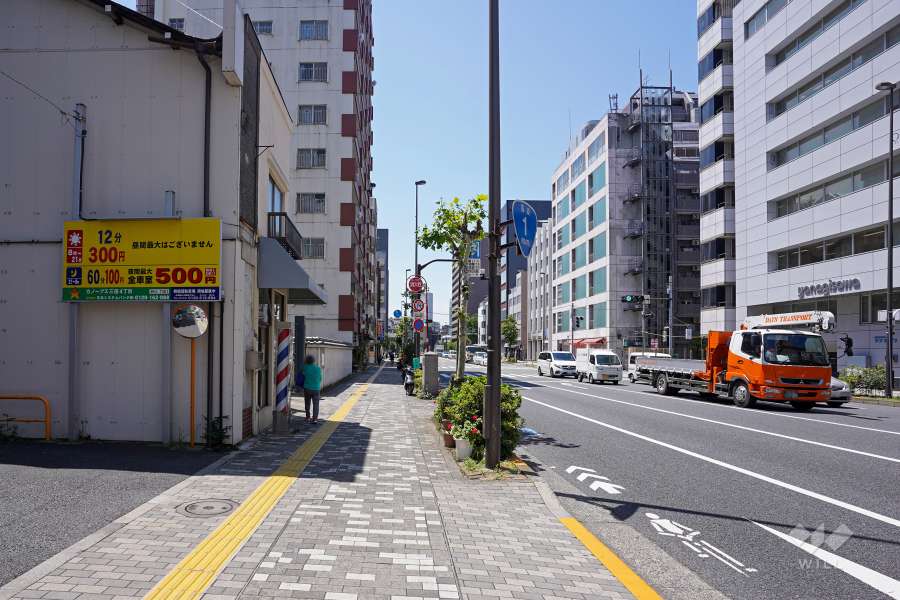 敷地西側の前面道路
