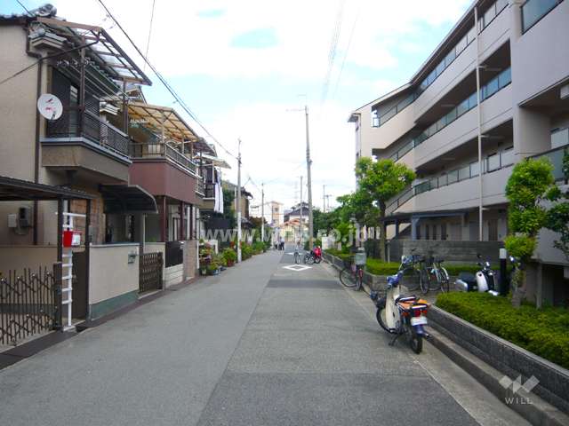 周辺はマンションと一戸建てが混在する区画の整った住宅地です。