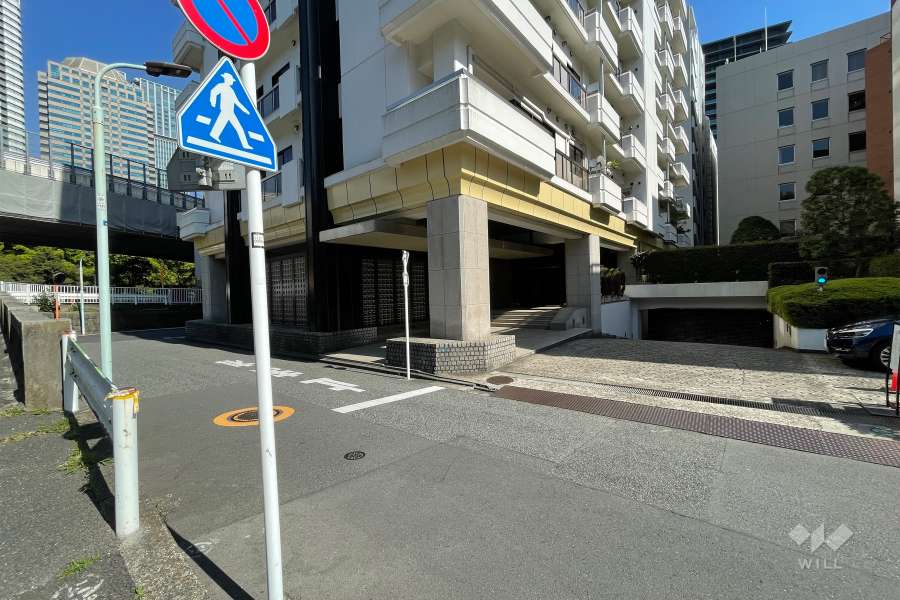 敷地北側の前面道路（西側から）