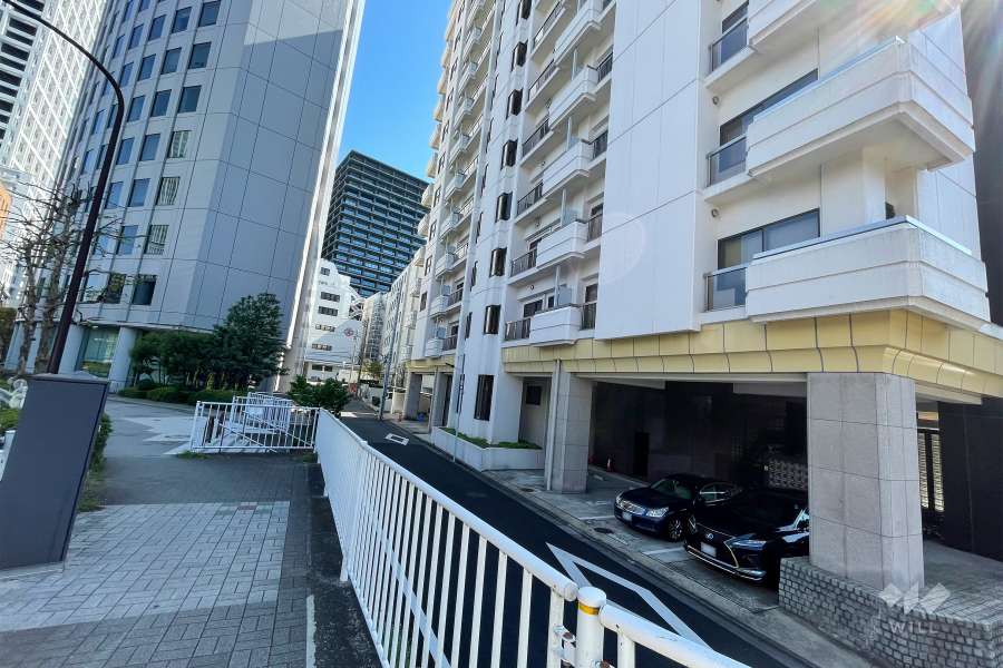 敷地東側の前面道路（北側から）