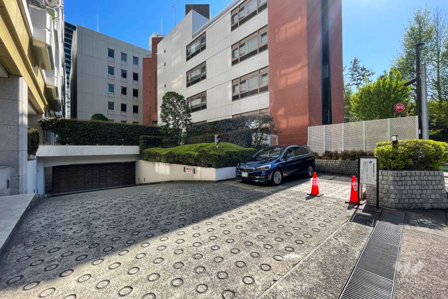 駐車場の出入り口（リングシャッター付き）・敷地内駐車場（屋外平面式）