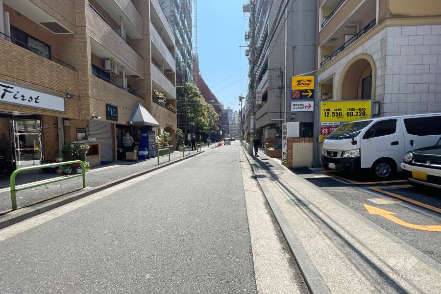 敷地西側の前面道路