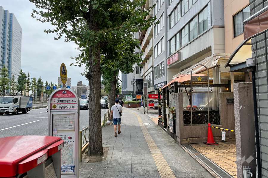 敷地東側の前面道路（北側から）