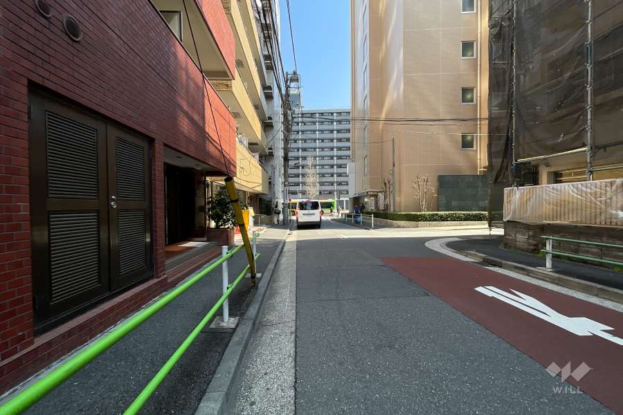 敷地南側の前面道路