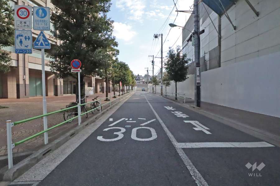 敷地西側の前面道路(北側から)