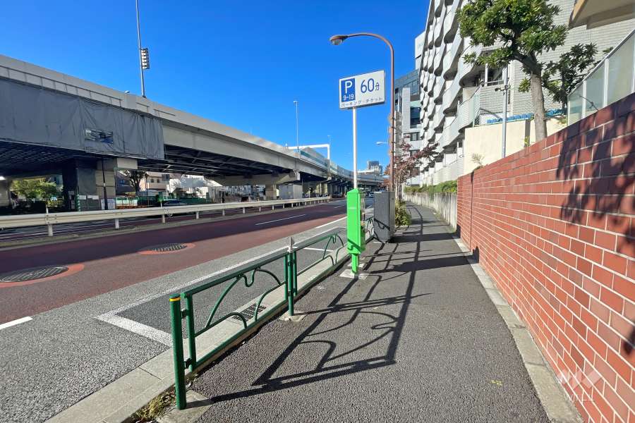 敷地南側の前面道路（東側から）