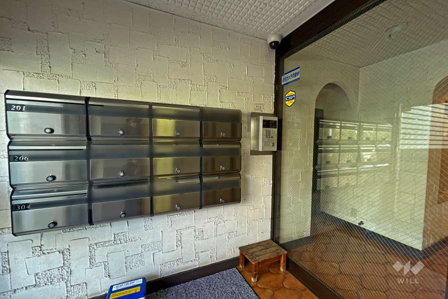 エントランスはオートロック付きです。