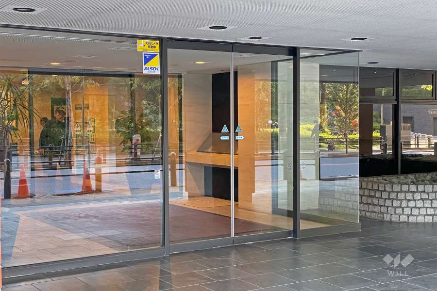 エントランスはオートロック付きです。