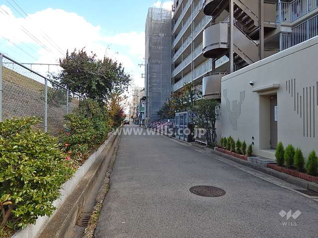 敷地北側の前面道路。道を挟んでJR東海道本線が走っています。