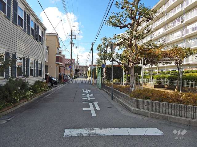 敷地南側の前面道路