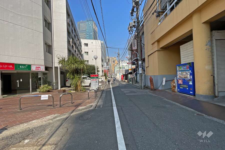 敷地南東側の前面道路（南西側から）