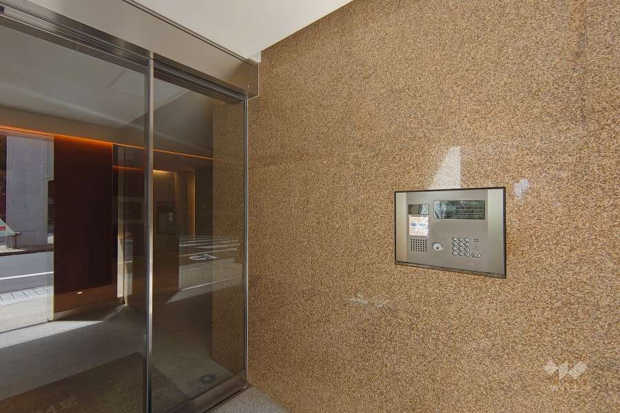 エントランスはオートロック付きです。