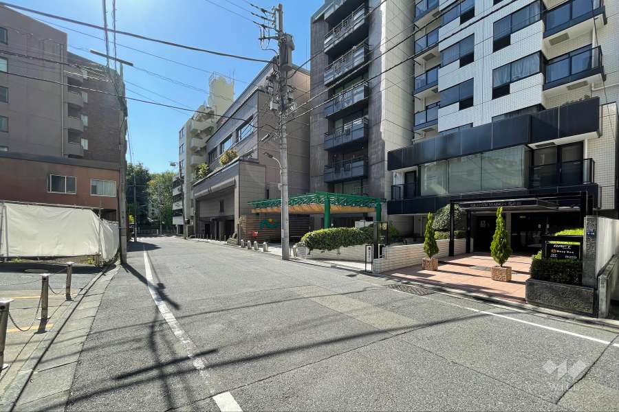 敷地南側の前面道路