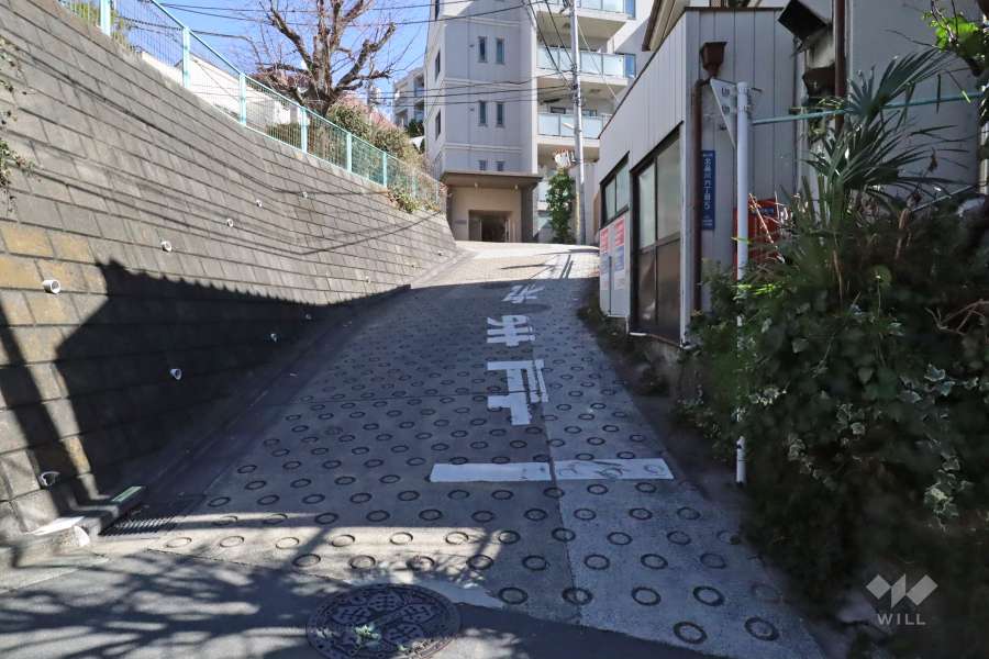 敷地北側の前面道路（西側から）(A棟)