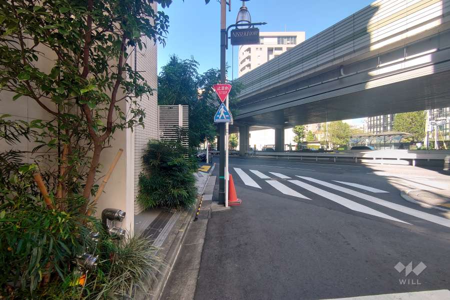 敷地北東側前面道路は六本木通りに近接しています。