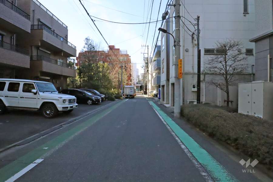 敷地北西側の前面道路(北東側から)