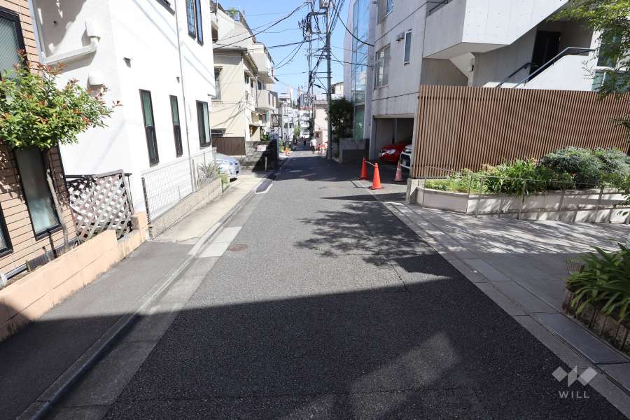 敷地西側の前面道路