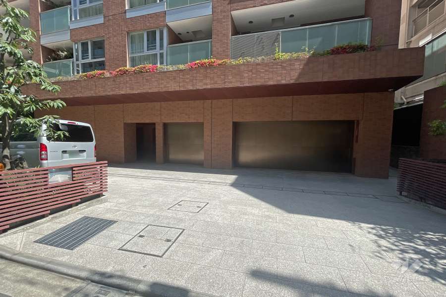 敷地内駐車場の出入り口（シャッター付き）