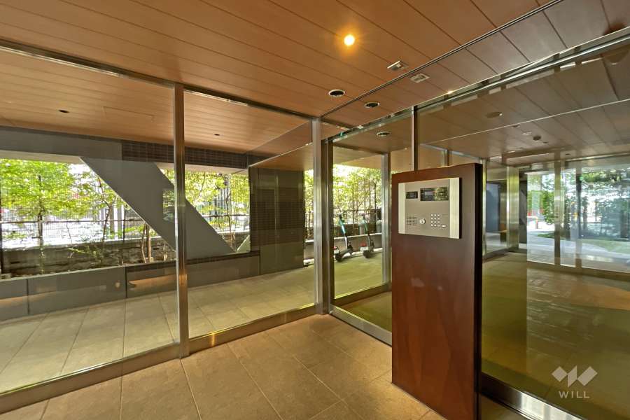 エントランスはオートロック付きです。