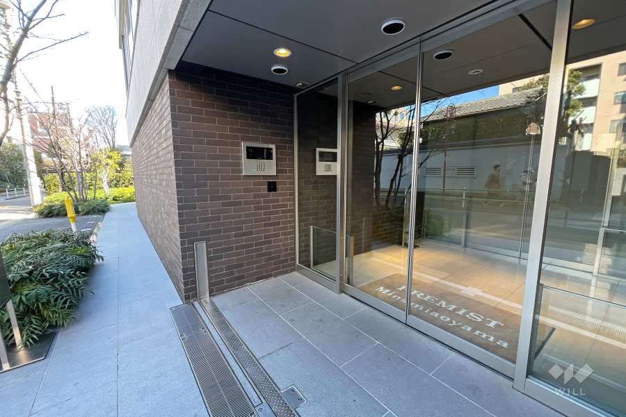 エントランスはオートロック付きです。