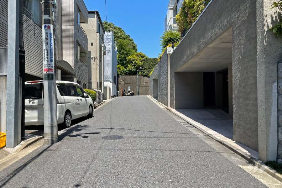 敷地西側の前面道路