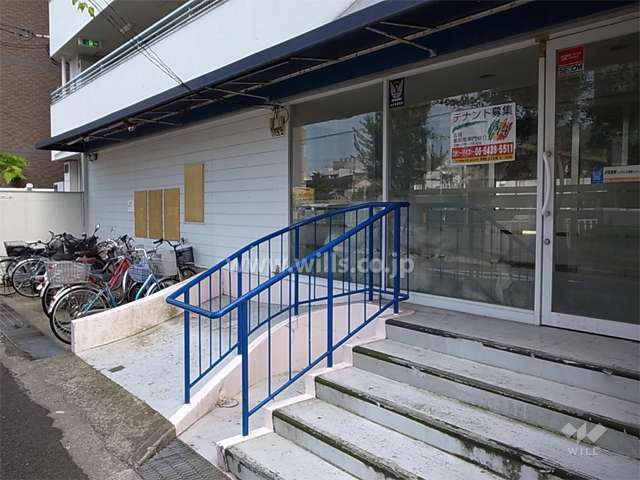 店舗部分と駐輪場