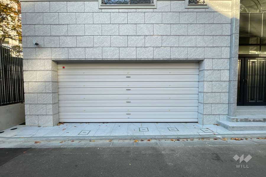 駐車場の出入り口（シャッター付き）