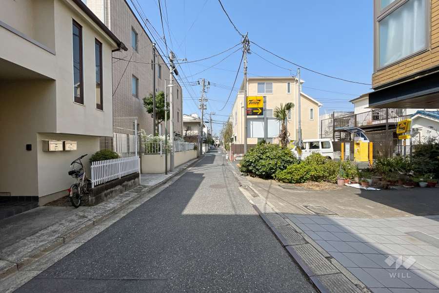 敷地西側の前面道路
