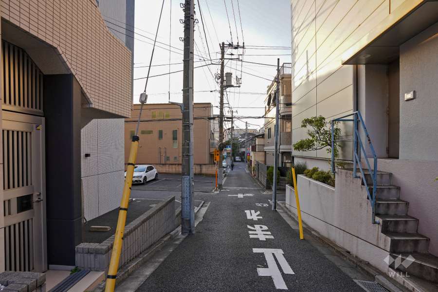敷地北側の前面道路（東側から）