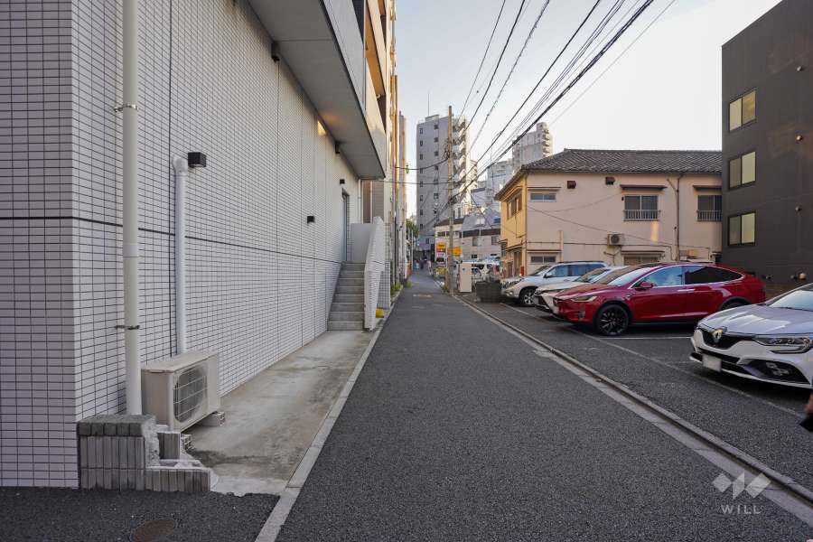 敷地西側の前面道路（北側から）