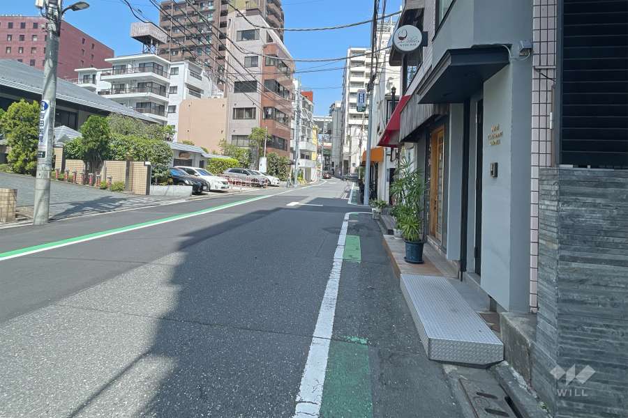 敷地西側の前面道路