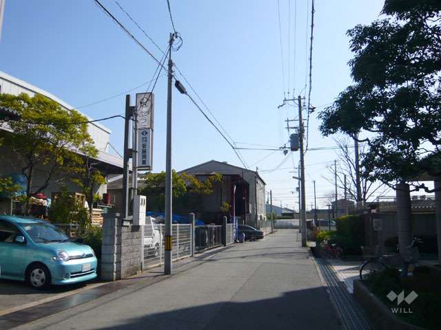周辺には住宅の他、工場や倉庫が点在しています。