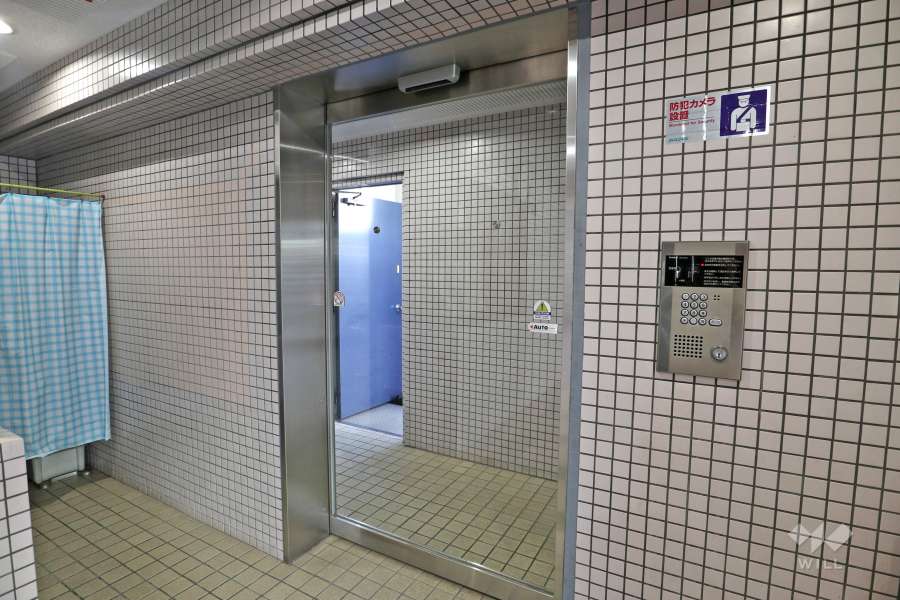 エントランスはオートロック付きです。