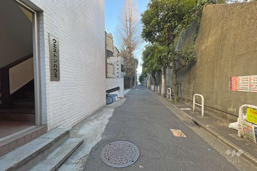 敷地西側の前面道路