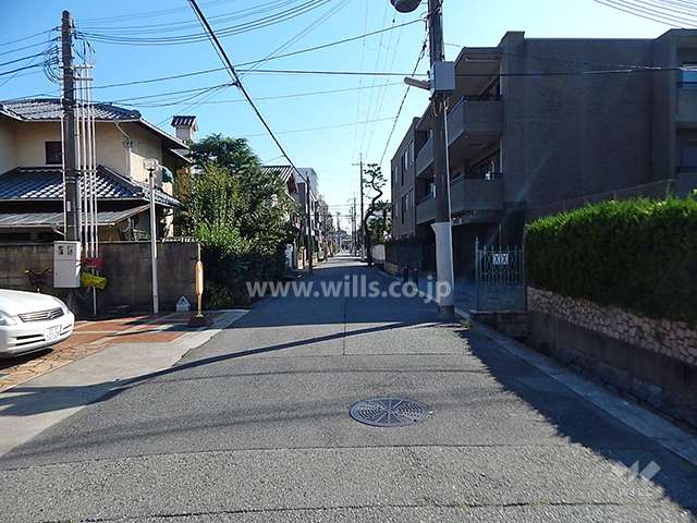 敷地西側の前面道路