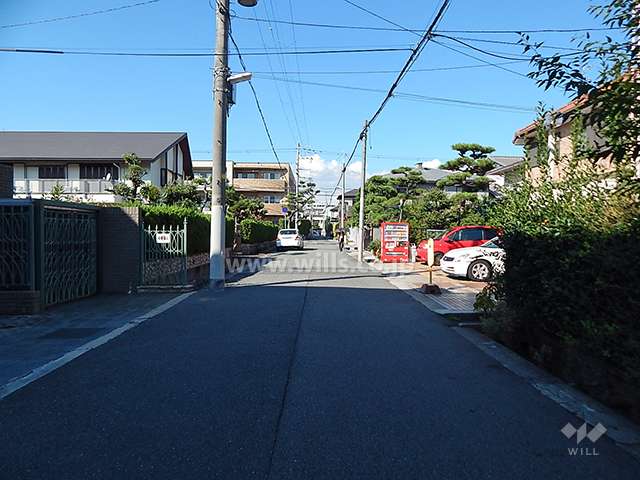 第一種低層住居専用地域内にあり、周辺は閑静な住宅地です。
