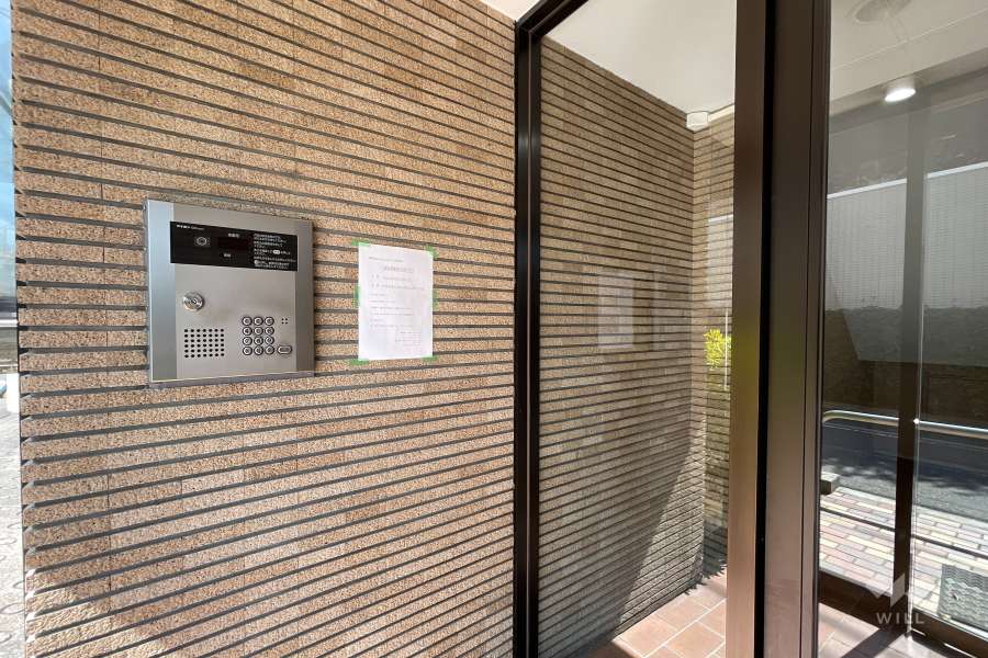 エントランスはオートロック付きです。