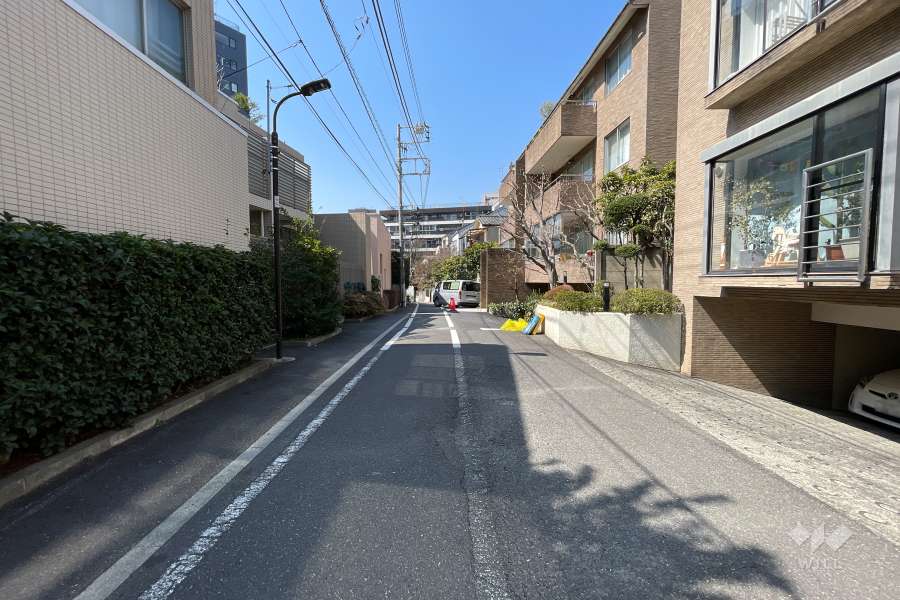 敷地南側の前面道路（東側から）