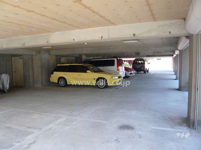 建物1階部分にある敷地内駐車場（平面式）