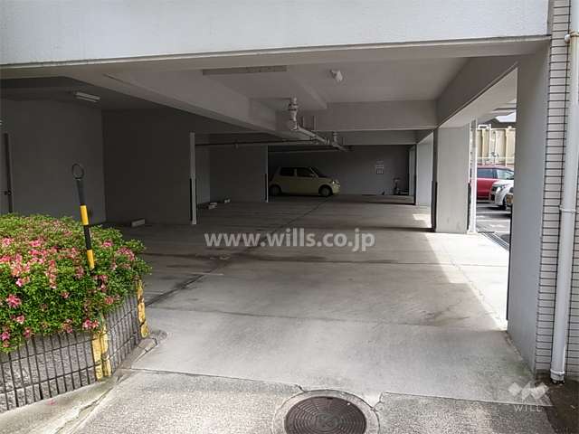 敷地内駐車場。平面式で、屋内と青空があります。