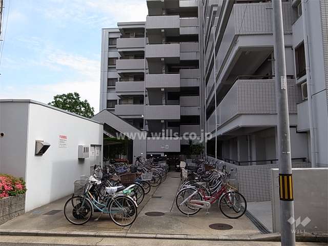 駐輪場とバイク置き場