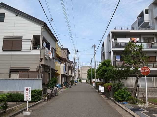敷地北側の前面道路。周辺には工場や倉庫もありますが、静かな住宅地です。